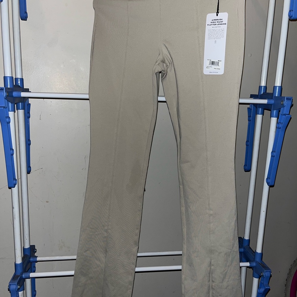 ALO Yoga Airbrush High-Waist Flutter Legging in Sand
